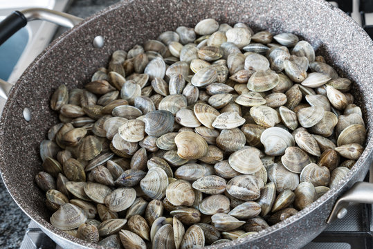 Cooking spaghetti with clams