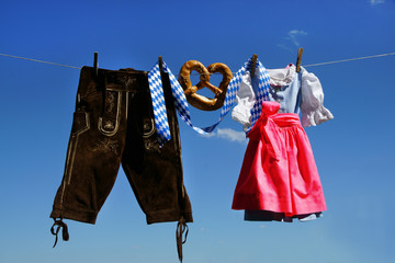 Fair, Oktoberfest, Volksfest, Lederhose und Dirndl hängen an Wäscheleine, Textraum, copy space