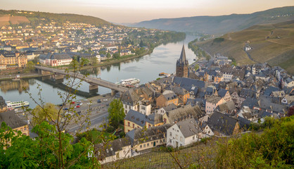 Obraz premium Bernkastel on Mosel River