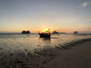 Fototapeta na wymiar Sunrise at Koh Ngai