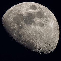 Mond im Weltall am Nachthimmel halbvoll und Vollmond