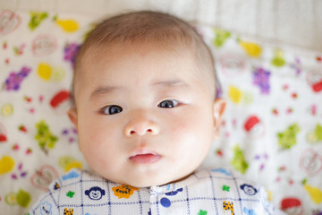 赤ちゃんの顔のアップ
