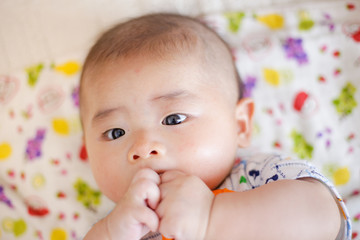 赤ちゃんの顔のアップ