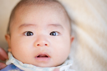 赤ちゃんの顔のアップ