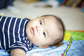 赤ちゃんの顔のアップ