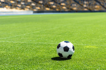 Fototapeta premium piłka nożna, leżąc na zielonej trawie stadionu