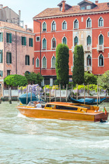 Fototapeta na wymiar taxi à Venise