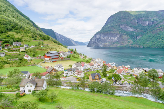 Fjord und Ortschaft in Norwegen