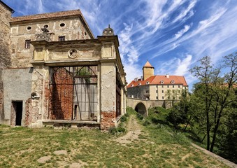 Fototapeta na wymiar Buildings of Veveri castle with broken facade
