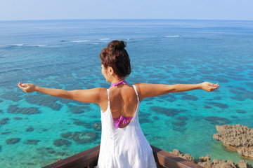海で両手を広げる女の子