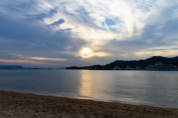 Fototapeta na wymiar 小豆島エンジェルロードから見た夕日