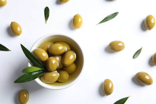 Fototapeta Mieszkanie świeckich skład ze świeżych oliwek w oleju na białym tle