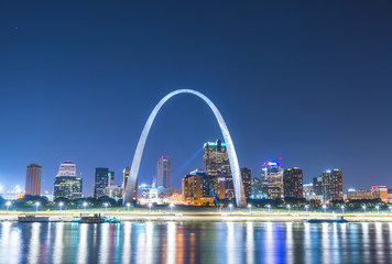 Naklejka premium st. louis skyscraper at night with reflection in river,st. louis,missouri,usa.
