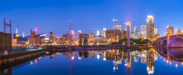  Minneapolis skyline with reflection in river at night. - obrazy, fototapety, plakaty