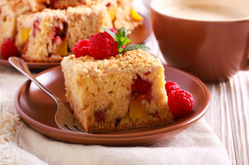 Peach and raspberry streusel cake