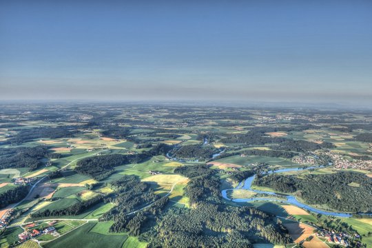 Chiemgau, Chiemsee, Seeon, Seebruck, Truchtlaching, Alz, Fluss, Mäander, Biegung, verlungen, Kurve, Dorf, Kirche, Kirchturm, Land, Abfluss, Au, Wald, Aulandschaft