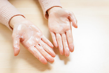 クリームを塗る手