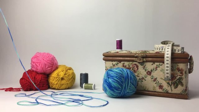 Escena recobiendo lana de un ovillo de lana.