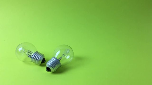 Dos bombillas sobre fondo verde.
