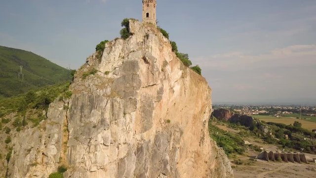 Piccola torre di un castello medievale su una rupe scoscesa. Torre di Caprona in provincia di Pisa. Vista aerea.