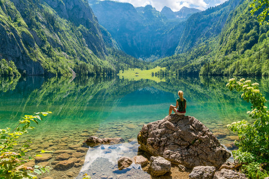 Frau macht Yoga am Obersee beim K&ouml;nigssee