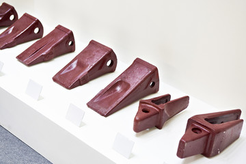 Bucket crowns for excavator bucket