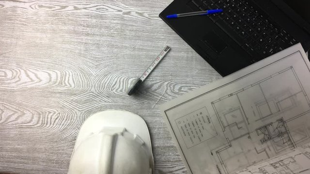Mesa de trabajo con objetos relacionados con la construccion y arquitectura.