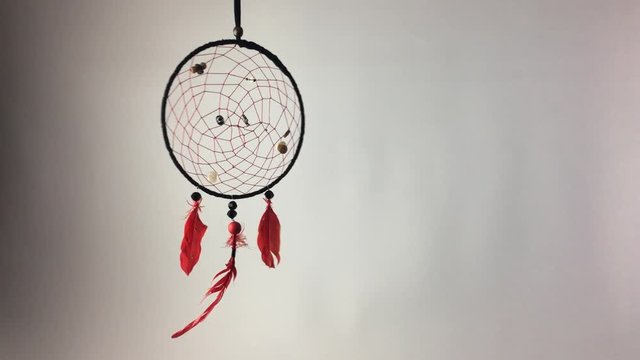 Atrapa sue&ntilde;os colgado moviendose de un lado a otro.