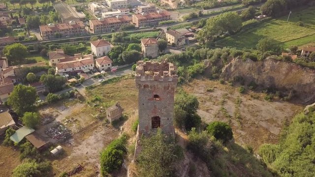 Piccola torre di un castello medievale su una rupe scoscesa. Torre di Caprona in provincia di Pisa. Vista aerea.