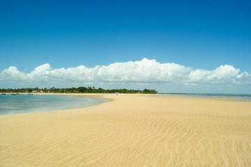 Fototapeta na wymiar Praia paradisíaca e horizonte com nuvens - Paradisiac beach and horizon with clouds