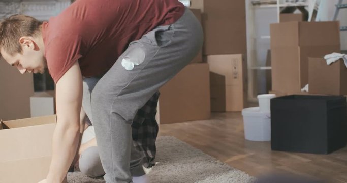 Newly married parses things in their new apartment