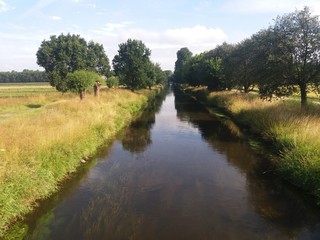 Fototapeta na wymiar der Fluss Niers bei Grefrath Oedt an einem Sommertag