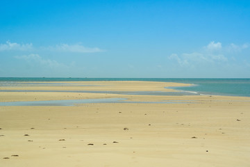 Fototapeta na wymiar Sky, sea and beach tongue line (end of this beautiful beach in Bahia) - Céu, mar, horizonte e uma linha de praia