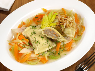 Maultaschen auf Gemüse mit Brühe
