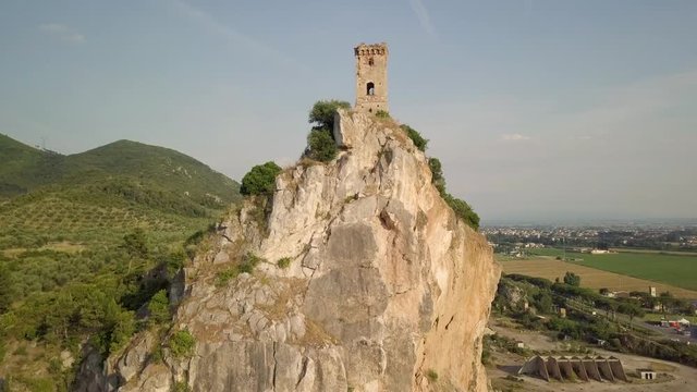 Piccola torre di un castello medievale su una rupe scoscesa. Torre di Caprona in provincia di Pisa. Vista aerea.