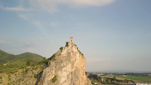 Piccola torre di un castello medievale su una rupe scoscesa. Torre di Caprona in provincia di Pisa. Vista aerea.