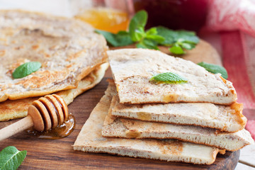 Flatbread with cinnamon and raisins
