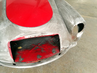 Rot lackierte Motorhaube in der abgeschliffenen Karosserie eines englischen Sportwagen und Roadster...