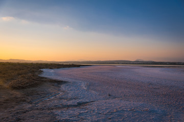 Obraz premium Sunset on the Salt pink Lake in Torrevieja in Spain