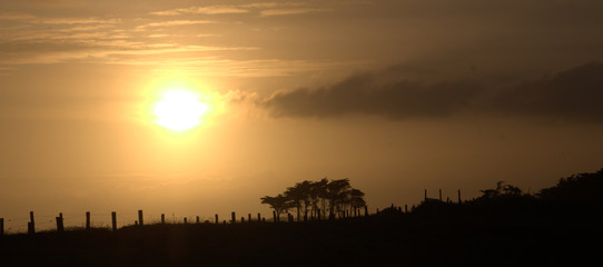 coucher de soleil,en bretagne,dans le Morbihan ,falaise et océan