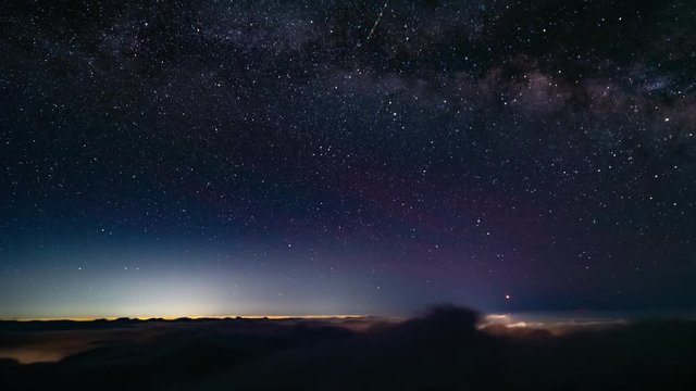 タイムラプス - 雲海の上の星空 富士山