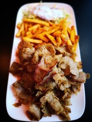 Dönerteller mit Pommes und Salat