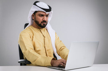 Naklejka premium Arabskie portrety studyjne przystojny mężczyzna