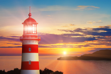 Leuchtturmlicht und Sonnenuntergang an der Meeresküste