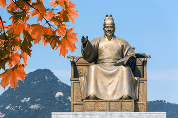 Obraz premium Pomnik króla Sejonga na placu Gwanghwamun w Seulu