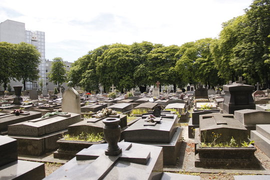 Tombes du cimetière des Batignolles à Paris