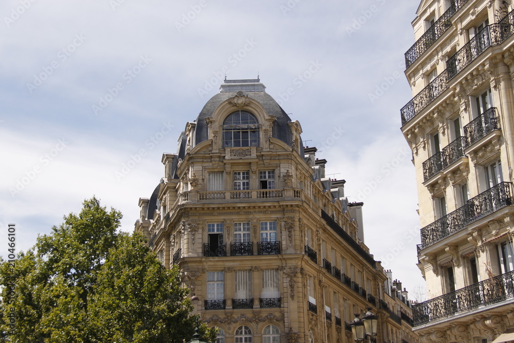 Canvas Prints Immeuble ancien du quartier de la Plaine Monceau à Paris