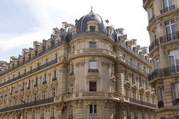 Fototapeta na wymiar Immeuble ancien du quartier de la Plaine Monceau à Paris 
