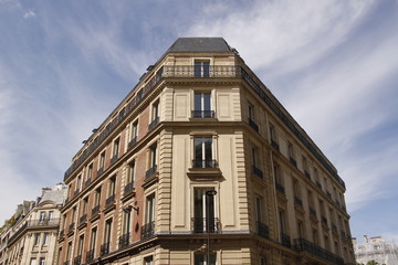 Fototapeta na wymiar Immeuble ancien du quartier des Epinettes à Paris