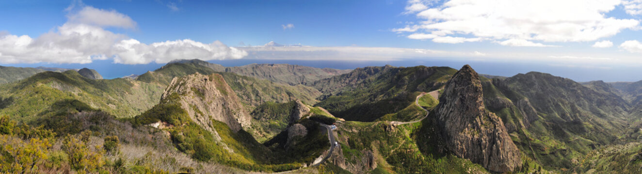 Mountains on the island La Gomera on the Canary Islands in Spain - in the background the Teide on Tenerife // La Gomera auf den kanarischen Inseln in Spanien - im Hintergrund der Teide auf Teneriffa 